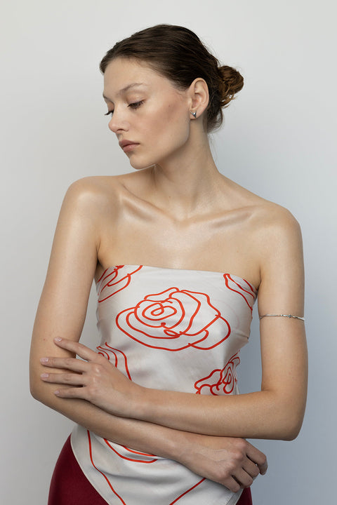 Odkryj wyjątkowe kolczyki z kolekcji PROFONDO ROSSO od UMIAR biżuteria. Te minimalistyczne, lecz eleganckie kolczyki na sztyfcie, wykonane ręcznie z białego złota, zostały zainspirowane cierniem róży. Delikatnie inkrustowane dwoma naturalnymi rubinami, dodają subtelnego blasku i wyjątkowego charakteru. Podkreśl swój styl z kolekcją PROFONDO ROSSO.
