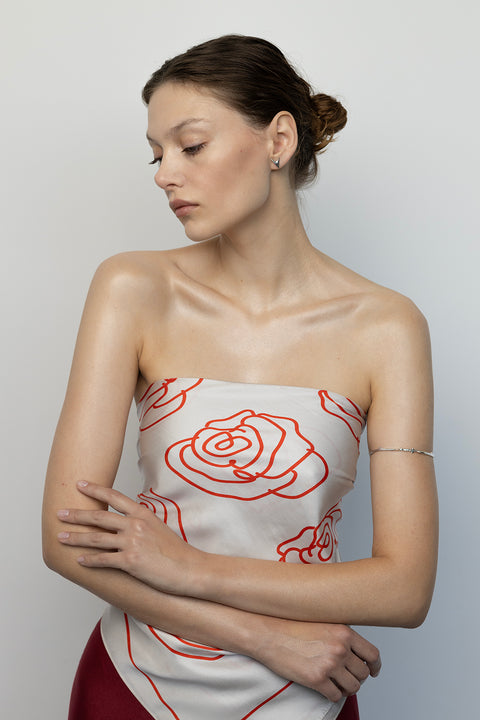 Odkryj wyjątkowe kolczyki z kolekcji PROFONDO ROSSO od UMIAR biżuteria. Te minimalistyczne, lecz eleganckie kolczyki na sztyfcie, wykonane ręcznie z żółtego złota, zostały zainspirowane cierniem róży. Delikatnie inkrustowane dwoma naturalnymi rubinami, dodają subtelnego blasku i wyjątkowego charakteru. Podkreśl swój styl z kolekcją PROFONDO ROSSO.