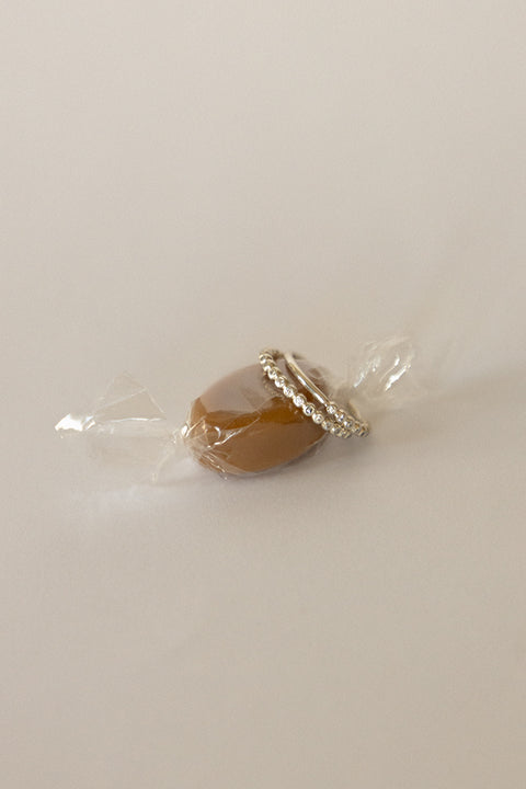 UMIAR biżuteria – elegancka obrączka inkrustowana diamentami lub szafirami w dekoracyjnej oprawie. Ręcznie wykonana ze srebra 925 lub pozłacanego 24k złotem. Idealna jako obrączka ślubna lub pierścionek zaręczynowy. Odkryj wyjątkową biżuterię z charakterem – zamów już teraz!