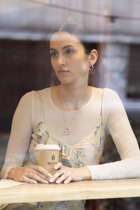 UMIAR biżuteria FEMINA – kolczyki z naturalnym jaspisem w kolorze matcha. Minimalistyczna forma inspirowana kobiecą intymnością i harmonią. Edycja limitowana. Wybierz biżuterię, która celebruje jej siłę.