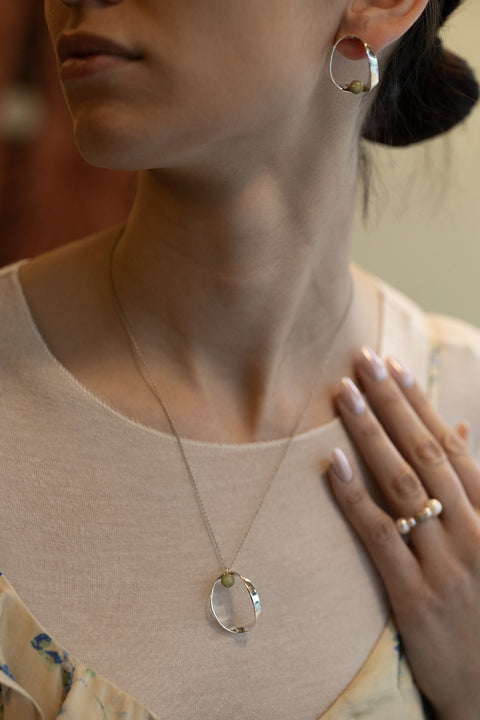 UMIAR biżuteria FEMINA – naszyjnik z naturalnym jaspisem w odcieniu matcha. Symbol kobiecej siły, autentyczności i harmonii. Limitowana edycja UMIAR x MOYA MATCHA. Odkryj i podaruj wyjątkowy prezent.