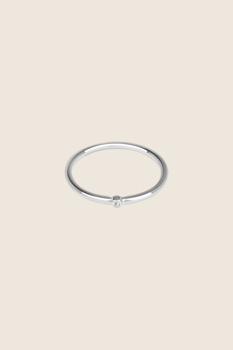 UMIAR biżuteria prezentuje minimalistyczny pierścionek-obrączkę z diamentem. Delikatna forma, ręczne wykonanie z 14-karatowego białego złota. Odkryj subtelny luksus – zamów online już dziś!