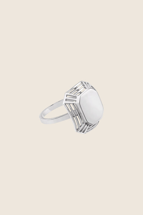 Elegancki i dekoracyjny pierścionek inspirowany art deco od UMIAR biżuteria, w całości wykonany ręcznie z białego złota próby 585. Model pochodzi z kolekcji Vintage Touche, zachowującej ducha vintage i nawiązującej do stylu art deco. Dodaj wyjątkowy akcent do swojej biżuterii – zamów teraz!