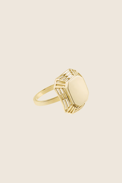 Elegancki i dekoracyjny pierścionek inspirowany art deco od UMIAR biżuteria, w całości wykonany ręcznie z żółtego złota próby 585. Model pochodzi z kolekcji Vintage Touche, zachowującej ducha vintage i nawiązującej do stylu art deco. Dodaj wyjątkowy akcent do swojej biżuterii – zamów teraz!