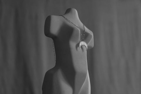 Dodaj odrobinę magii do swojej biżuterii dzięki wisiorkowi w kształcie księżyca od UMIAR biżuteria. Ten elegancki model, wykonany z różowego złota próby 585, pochodzi z kolekcji Vintage Touche. Inspiracją do jego stworzenia były formy odlewnicze z minionych lat, odnalezione i przywrócone do życia. Wzory wcielają w sobie ducha vintage, a jednocześnie nawiązują do stylu art deco, choć w nowoczesnym ujęciu. Odkryj wyjątkowy urok tego wisiorka i dodaj mu wyjątkowego blasku!