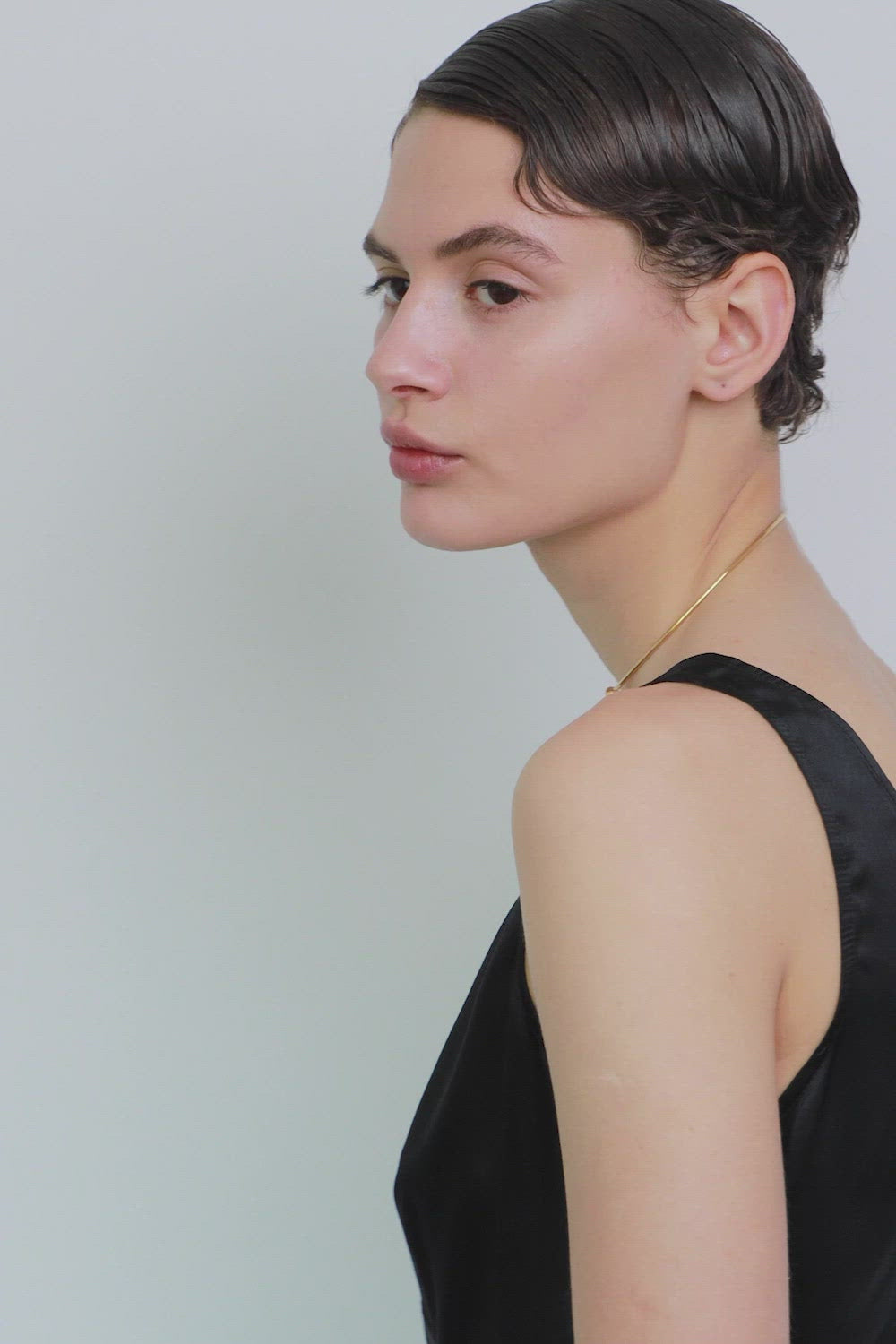 Odkryj wyjątkowy naszyjnik typu choker od UMIAR biżuteria, który łączy elegancką obręcz ORA z naprzemiennie ułożonymi naturalnymi perłami i koralikami. Ta biżuteria daje ogromne możliwości stylizacyjne - ozdobne sznury można przeplatać lub nosić swobodnie. Doskonały jako efektowne dopełnienie dekoltu na plecach. Obręcz i koraliki wykonane ze srebra próby 925, złocone 24-karatowym złotem. Spraw sobie luksus biżuterii, który podkreśli Twój niepowtarzalny styl. Kup teraz!