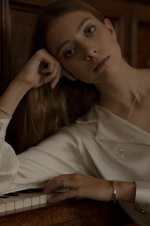 Elegancka bransoletka z kolekcji ESTAS UMIAR biżuteria, wykonana ręcznie z sztywnej srebrnej rury o przekroju półkola. Minimalistyczny design nadaje jej wyjątkowy wygląd, idealny na różne okazje. Dostępna w wersji srebrnej i pozłacanej 24-karatowym złotem. Inspiracja naturą i podróżami, doskonała harmonia prostoty i elegancji.